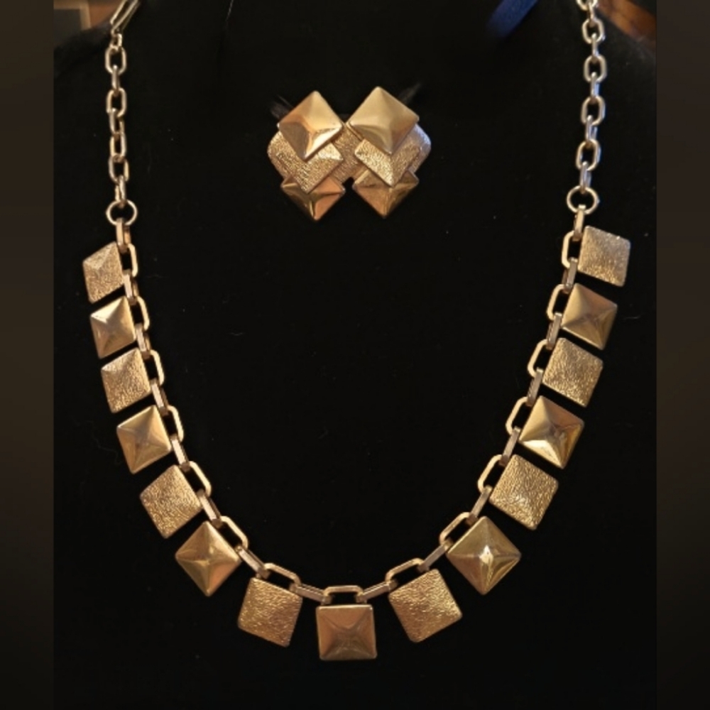 GOLD CHOKER WITH MATCHING EARRINGS